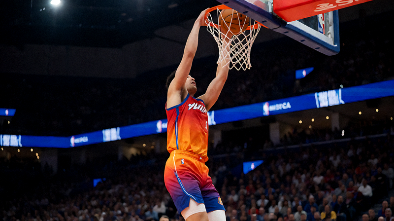 NBA篮球比赛中球员空中完成扣篮动作的激烈赛场瞬间