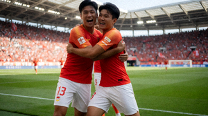 足球運動員進球後與隊友擁抱慶祝的熱情賽場瞬間
