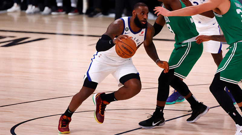 勒布朗詹姆斯在NBA比赛中持球突破凯尔特人防线准备上篮防守球员紧逼封堵