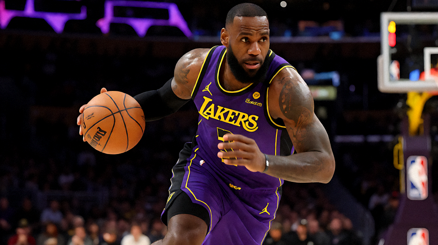 NBA洛杉矶湖人队比赛现场詹姆斯带球突破精彩瞬间